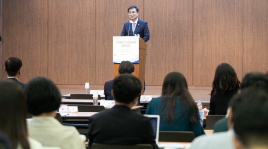 손병두 금융위원회 부위원장이 6일 서울 중구 은행회관에서 열린 '오픈뱅킹 도입성과와 발전방향' 세미나에서 축사를 하고 있다.  이슬기기자 9904sul@